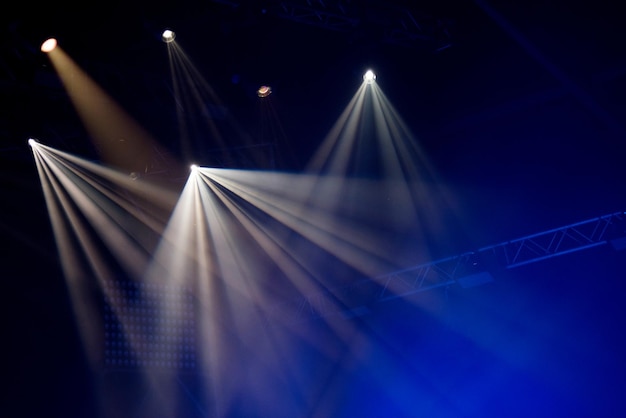 Photo les lumières de la scène brillant dans l'obscurité le concept du festival de musique en direct