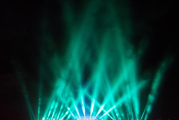 Les lumières de la scène brillent dans l'obscurité Le concept du festival de musique en direct