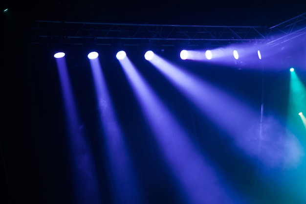 Lumières de scène sur concert. Matériel d'éclairage avec faisceaux multicolores.