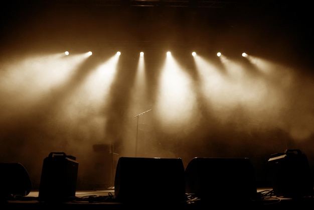 Photo lumières de scène et haut-parleurs lors d'un concert en direct