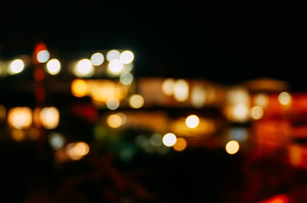 Lumières de la ville de nuit dans le flou. Abstrait