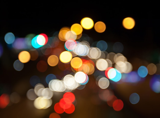 Lumières de la ville de nuit fond coloré bokeh, concept de ténèbres