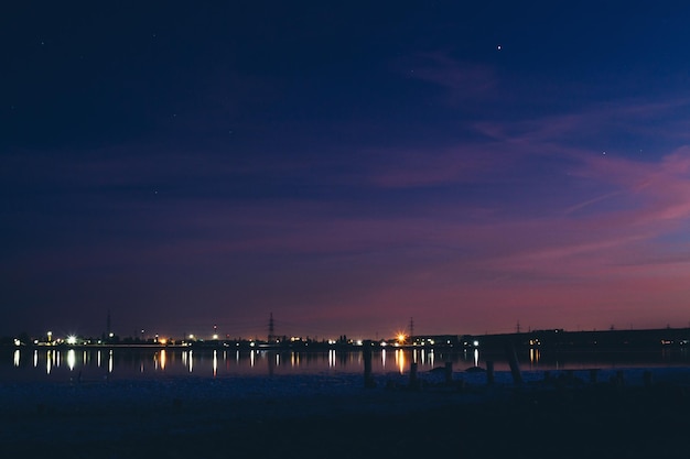 Lumières de la ville en soirée près du lac