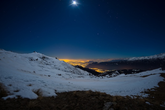 Lumières De La Ville De Turin, Vue De Nuit De Neige Recouverte Des Alpes Au Clair De Lune.