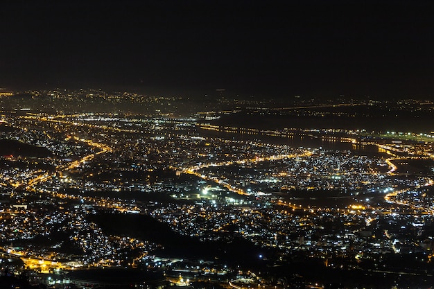 Les lumières de la ville vues du haut de la colline du corcovado à rio de janeiro, au brésil.