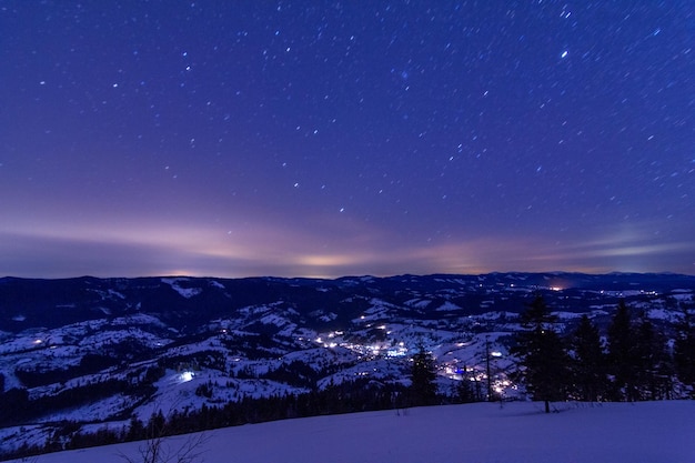 Les lumières vives des rues de la ville en arrière-plan du ciel nocturne Vue panoramique des zones résidentielles