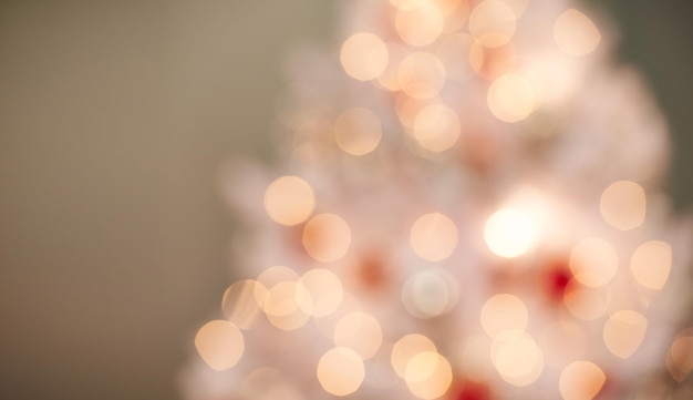 Lumières vives sur un sapin de Noël Photo défocalisée d'un sapin de Noël joliment décoré