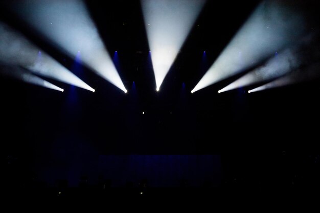 Lumières vives de la scène lors d'un concert en direct