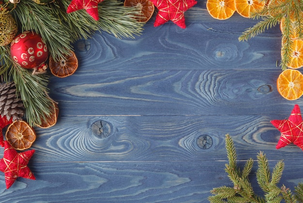 Lumineux beau fond bleu de Noël avec des branches de sapin et un sac de grains de café et de cannelle