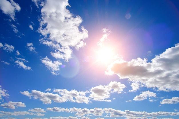 Photo lumineux, été, soleil étouffant sur fond de ciel bleu et de nuages blancs.