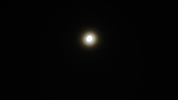 Lune blanche dans le ciel nocturne noir