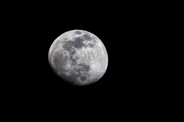 Lune brillante dans le ciel pendant la nuit