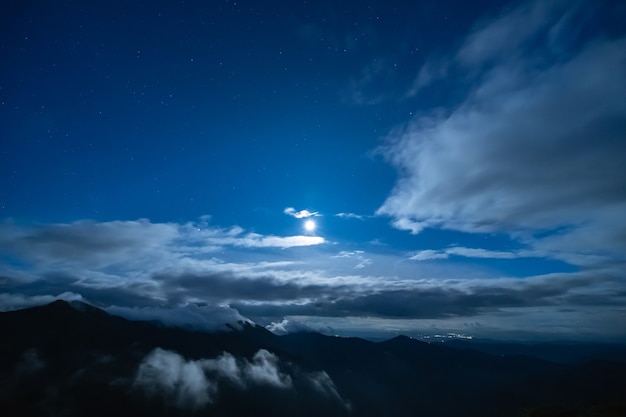 La lune brillante sur le fond de nuage