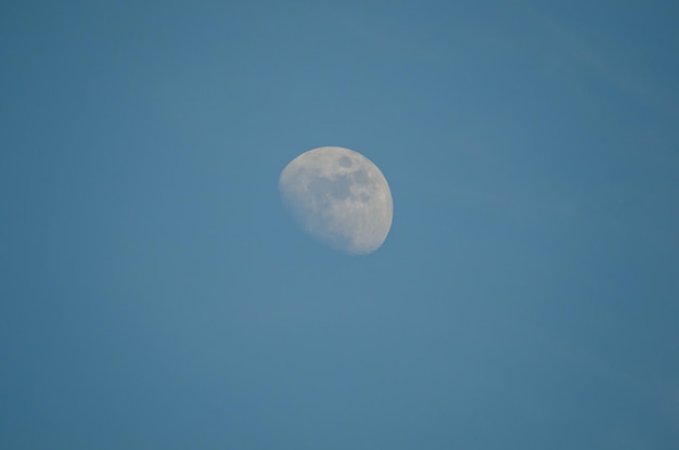 Lune et ciel bleu