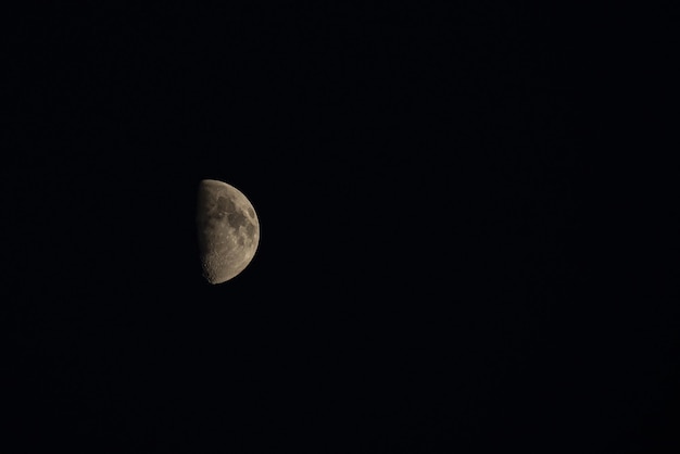 La lune croissante dans le ciel noir