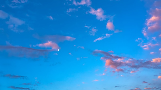 Lune dans le ciel du soir