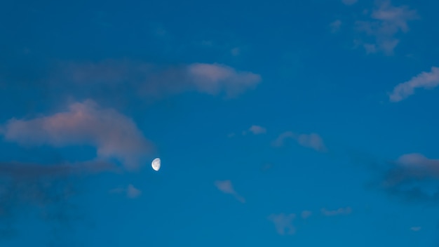 Lune dans le ciel du soir