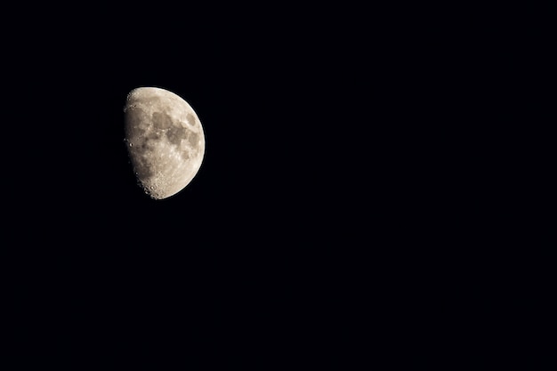 La lune dans le ciel nocturne en hiver