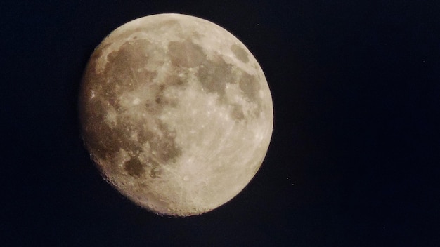 La lune dans le ciel sombre