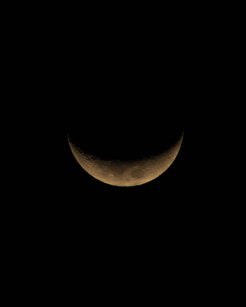 Photo la lune dans le ciel sombre