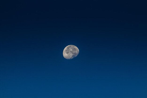 La lune dans le ciel