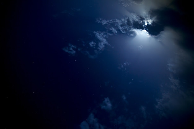 La lune derrière les nuages dans le ciel nocturne