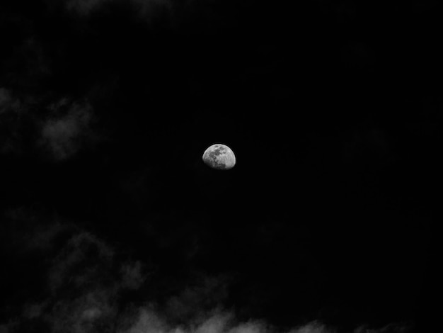 Lune dramatique sur le ciel sombre