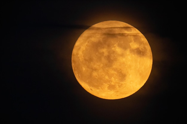 Photo lune du mois d'août la lune est orange et vous pouvez voir les cratères photographie prise avec