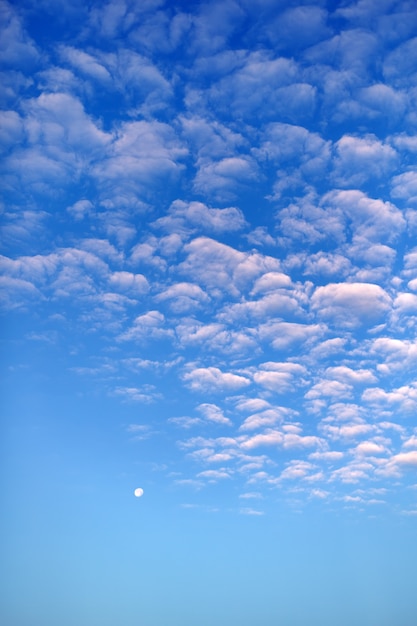 Photo lune du soir sur le ciel bleu avec des nuages cloudscape du soir