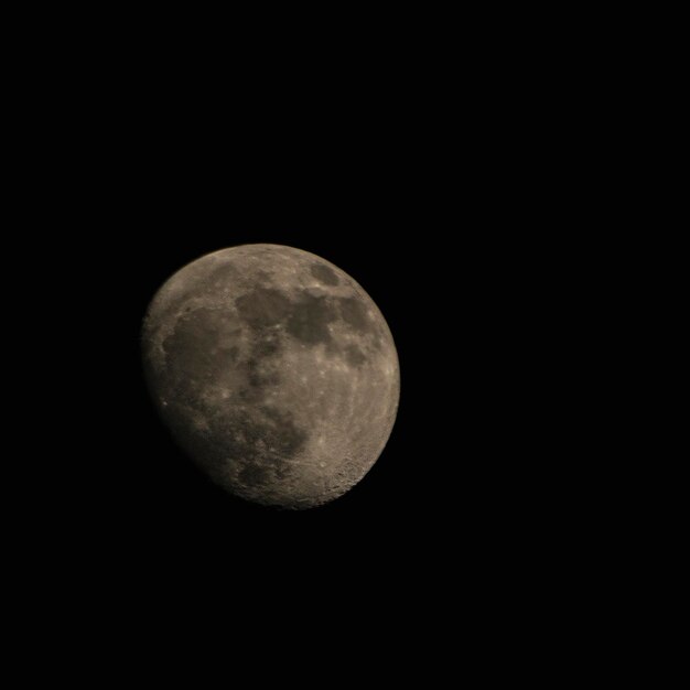 La lune est dans le ciel nocturne