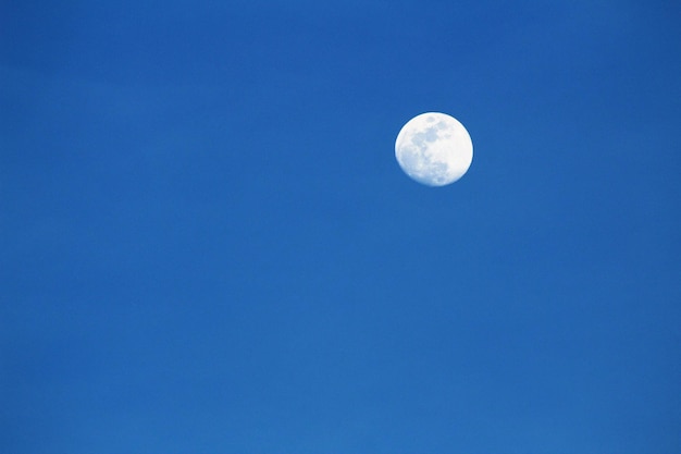 Photo la lune est dans le ciel