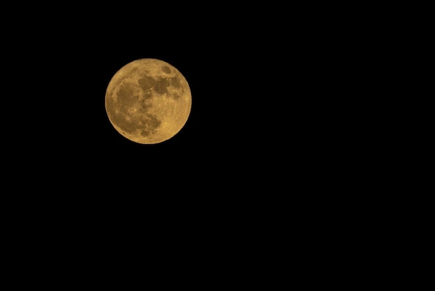 La Lune est le satellite naturel de la Terre