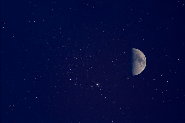 Lune avec fond étoilé. Nuit romantique