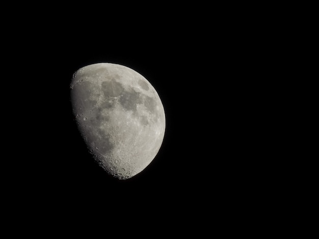 Lune gibbeuse vue au télescope