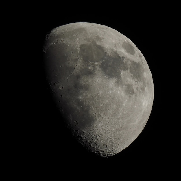 Lune gibbeuse vue au télescope