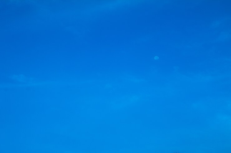 Une lune Harf pendant la journée avec fond de ciel bleu