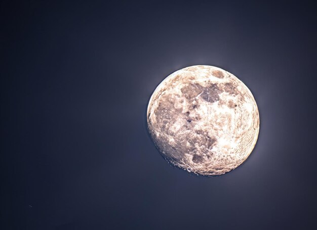 la lune isolée sur un fond noir