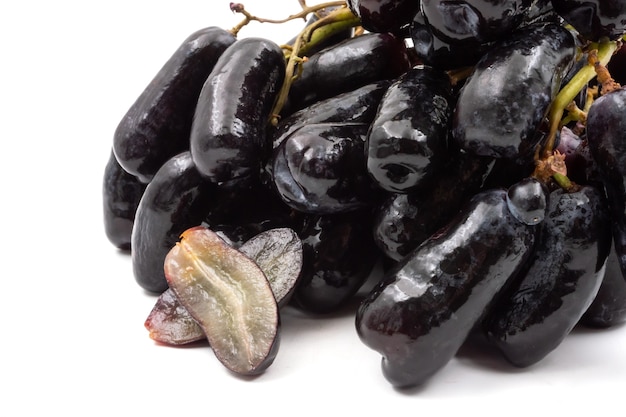 Lune noire sans pépins gouttes de raisin ou raisins de sorcière sur fond blanc