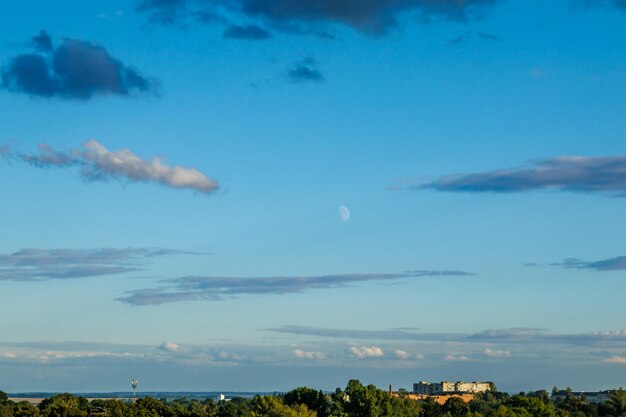 La lune et les nuages dans le ciel bleu du soir Texture photo de fond naturel