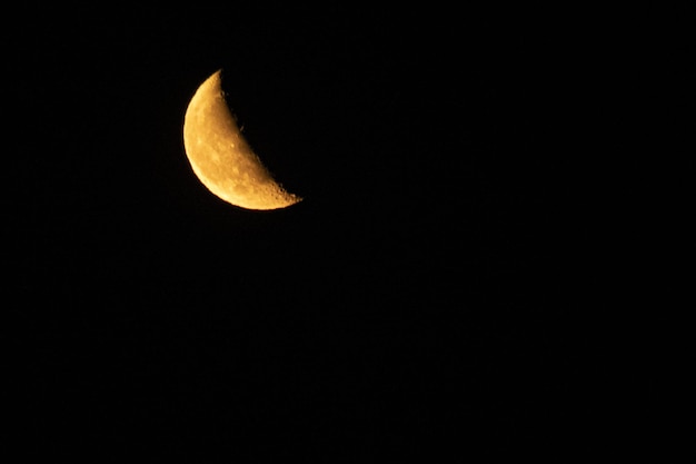 Lune orange et jaune au bord de la mer