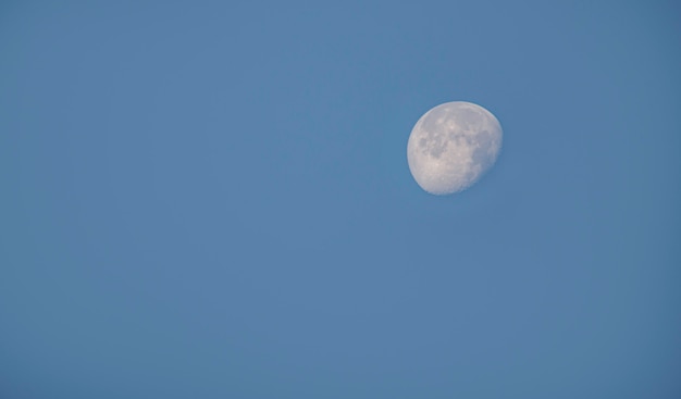 Lune en plein jour sur le ciel