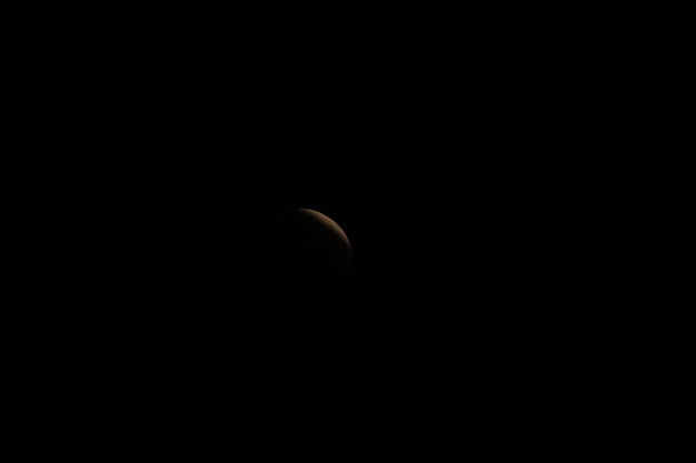 La lune qui était bloquée par l'ombre de la terre