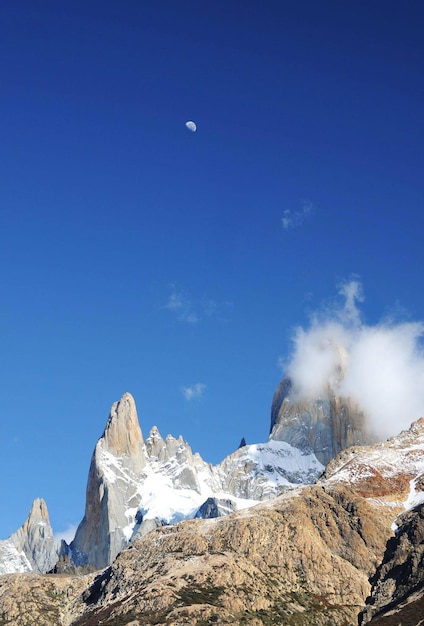 La lune qui se lève au-dessus du Cerro Torre en Argentine