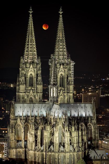 Lune de sang entre la cathédrale de Cologne