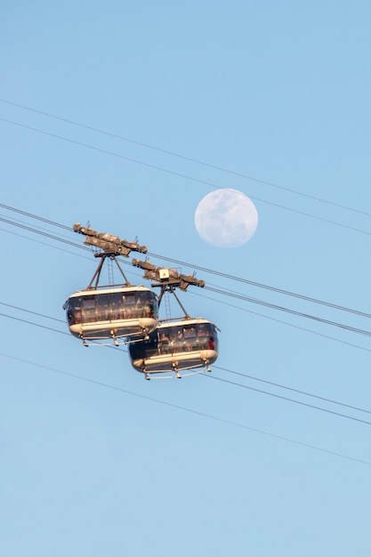 La lune et le téléphérique du pain de sucre à Rio de Janeiro, Brésil - 20 août 2021 : la lune et le téléphérique du pain de sucre dans un beau ciel bleu à rio de Janeiro.