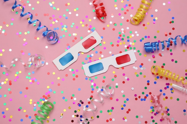 Lunettes 3d et banderole colorée avec des confettis sur fond rose Journée du film