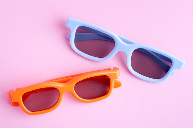 Lunettes 3D bleues et oranges sur fond rose Vue d'en haut