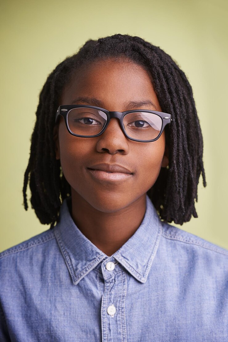 Photo lunettes d'adolescent africain et portrait en studio pour l'éducation, l'apprentissage et la connaissance sur un fond vert visage d'un enfant heureux, créatif et intelligent, garçon ou étudiant avec une vision pour l'école en studio