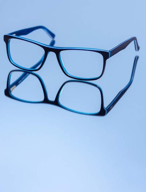 Photo lunettes sur bleu