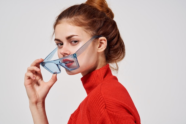 Lunettes bleues à la mode femme posant fond isolé